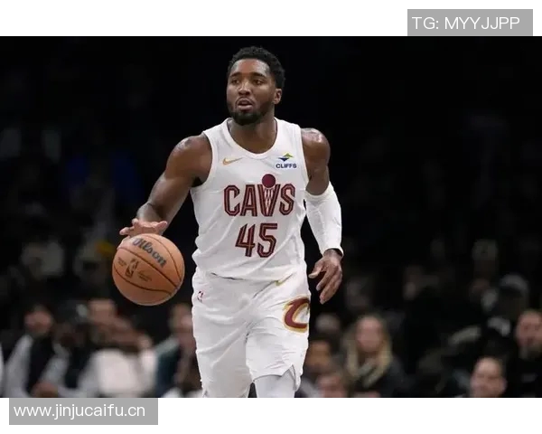 米切尔赛场突发小插曲裁判冷静应对化解矛盾维护比赛秩序